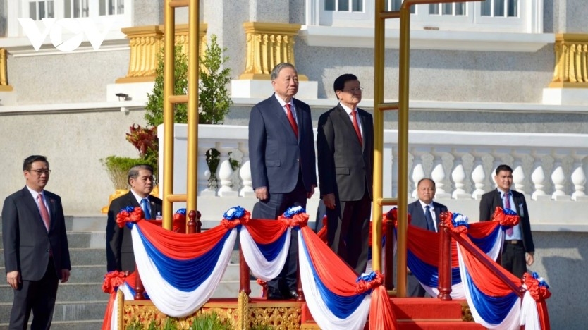 Top Lao leader hosts official welcome ceremony for Party chief To Lam